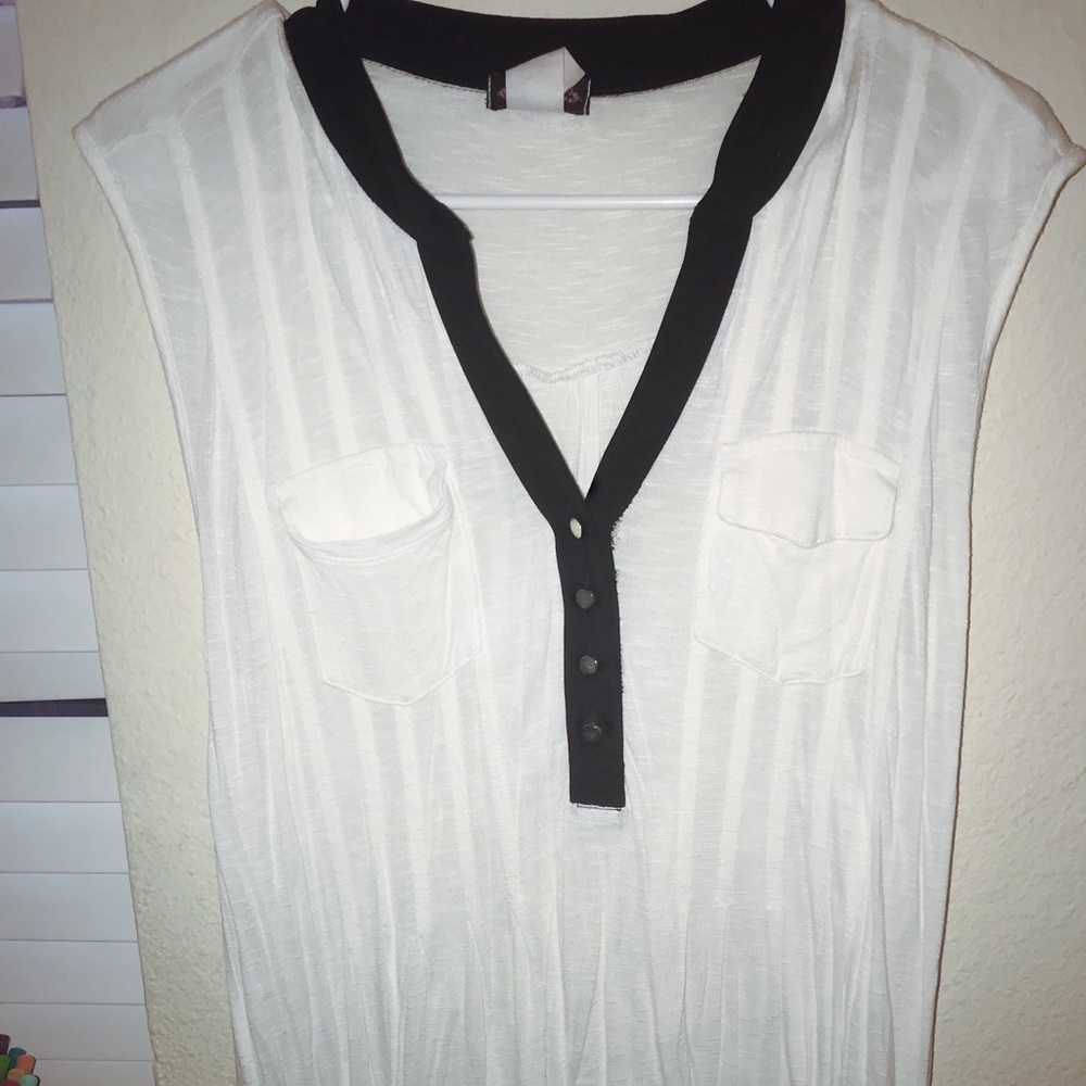 WHITE SLEEVELESS BUTTON-UP❗️